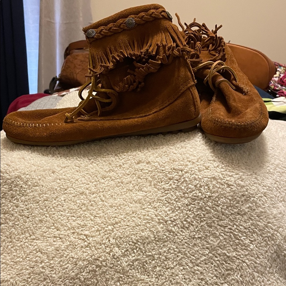 Minnetonka Women's Tan Fringe Moccasins